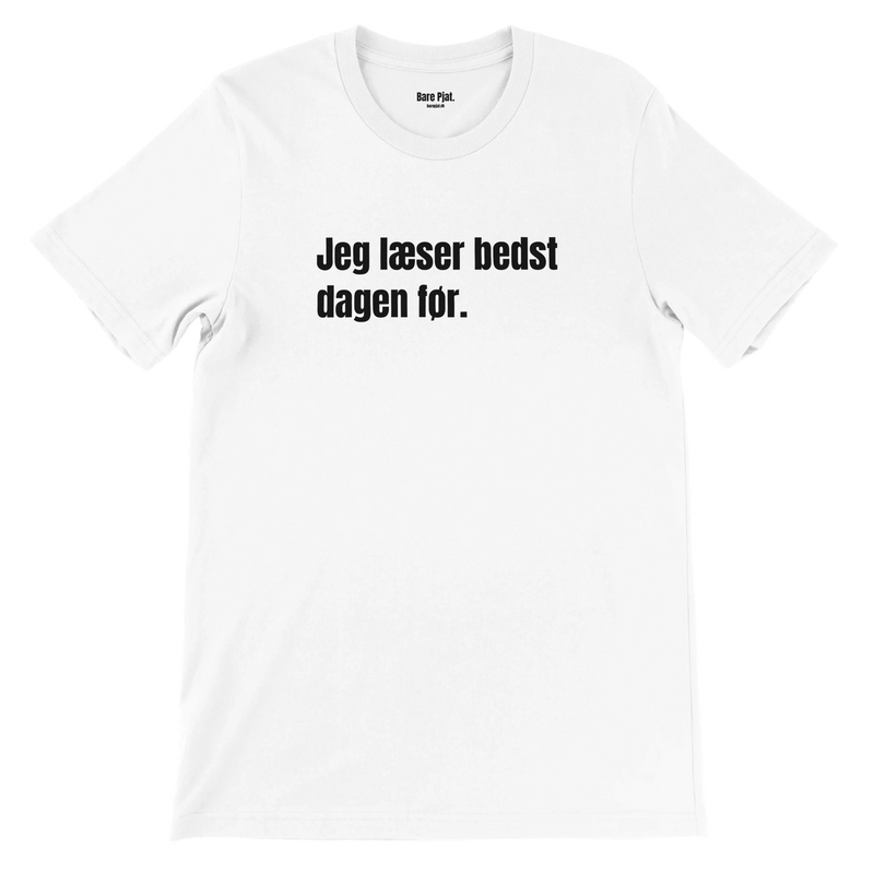 Hvid t-shirt med teksten ”Jeg læser bedst dagen før.”