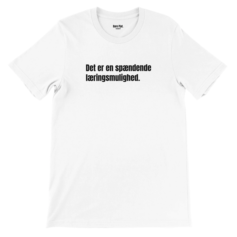 Hvid t-shirt med teksten ”Det er en spændende læringsmulighed.”