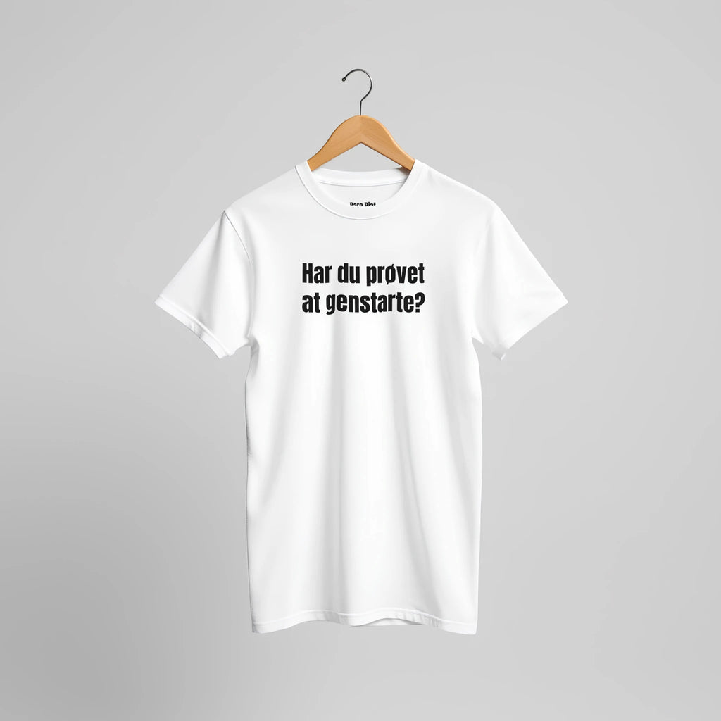 T-shirt fra Bare Pjat med teksten ”Har du prøvet at genstarte?”, alternativ visning