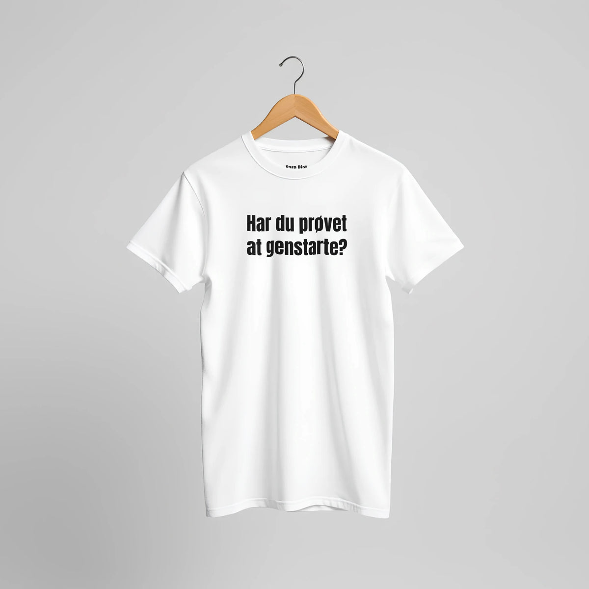 T-shirt fra Bare Pjat med teksten ”Har du prøvet at genstarte?”, alternativ visning