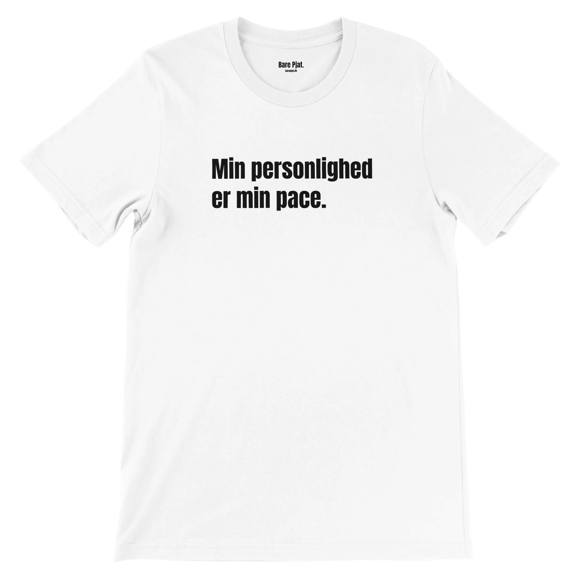 Hvid t-shirt med teksten ”Min personlighed er min pace.”