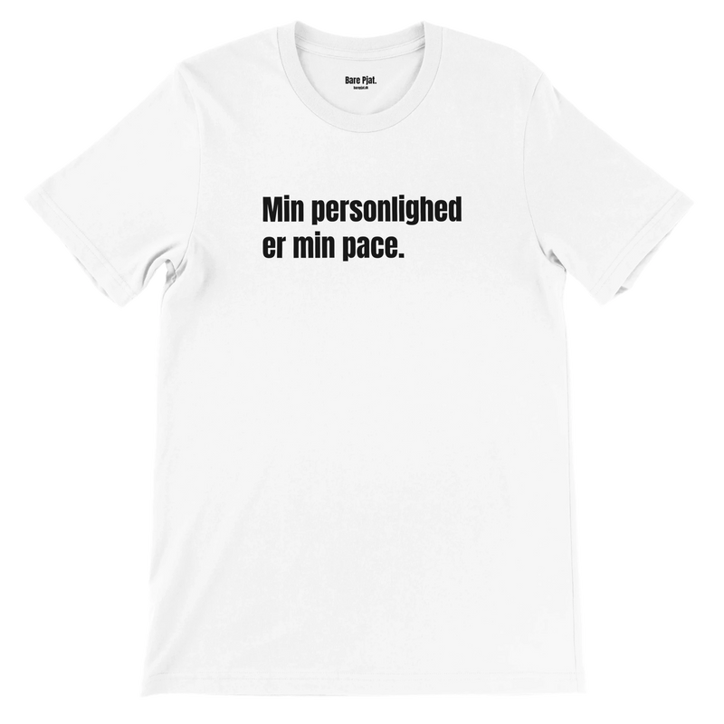 Hvid t-shirt med teksten ”Min personlighed er min pace.”