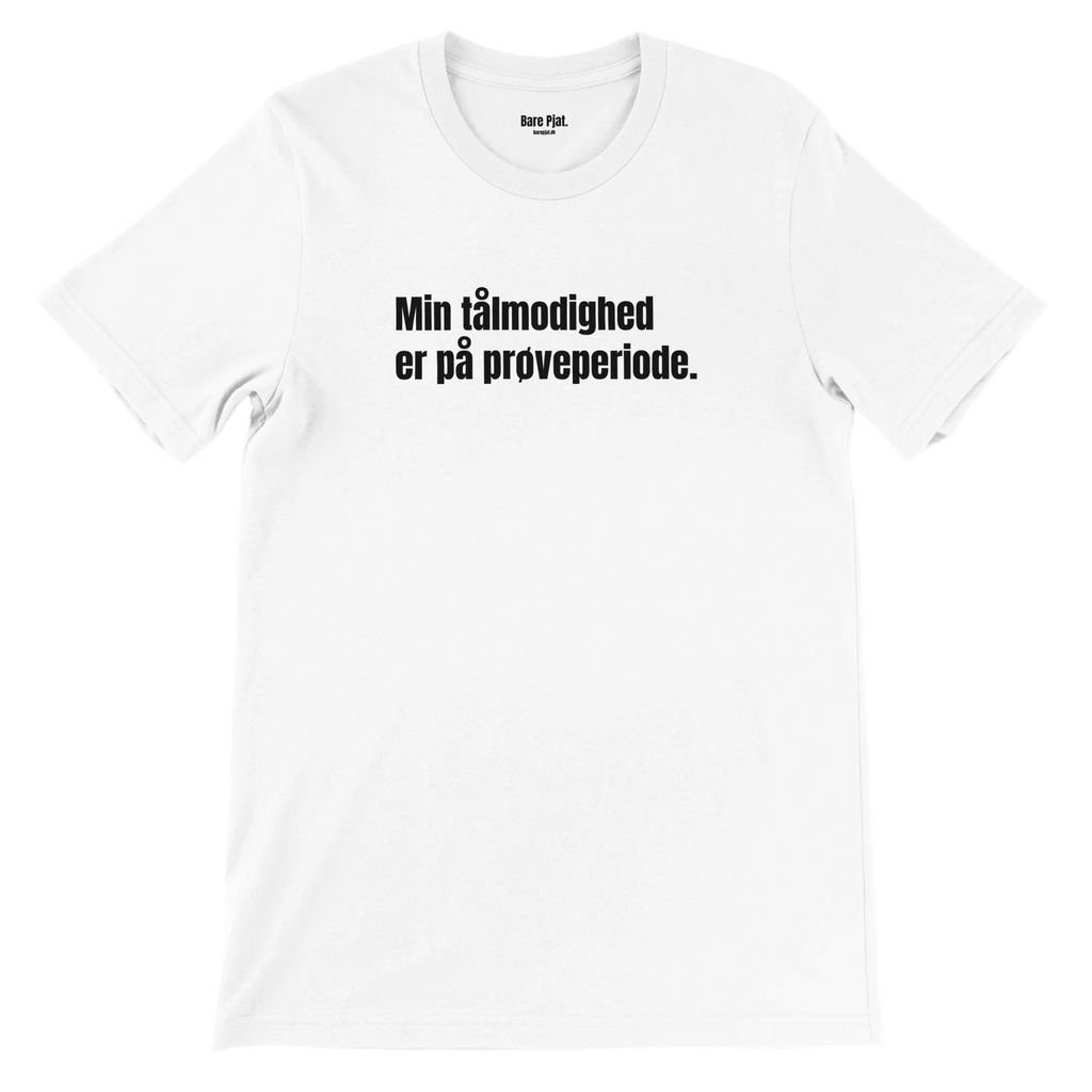 Hvid t-shirt med teksten ”Min tålmodighed er på prøveperiode.”