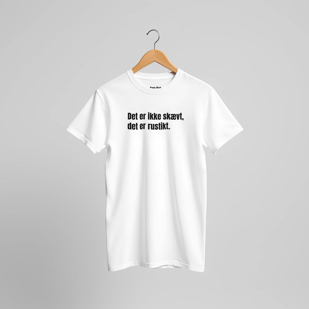 T-shirt fra Bare Pjat med teksten ”Det er ikke skævt, det er rustikt.”, alternativ visning