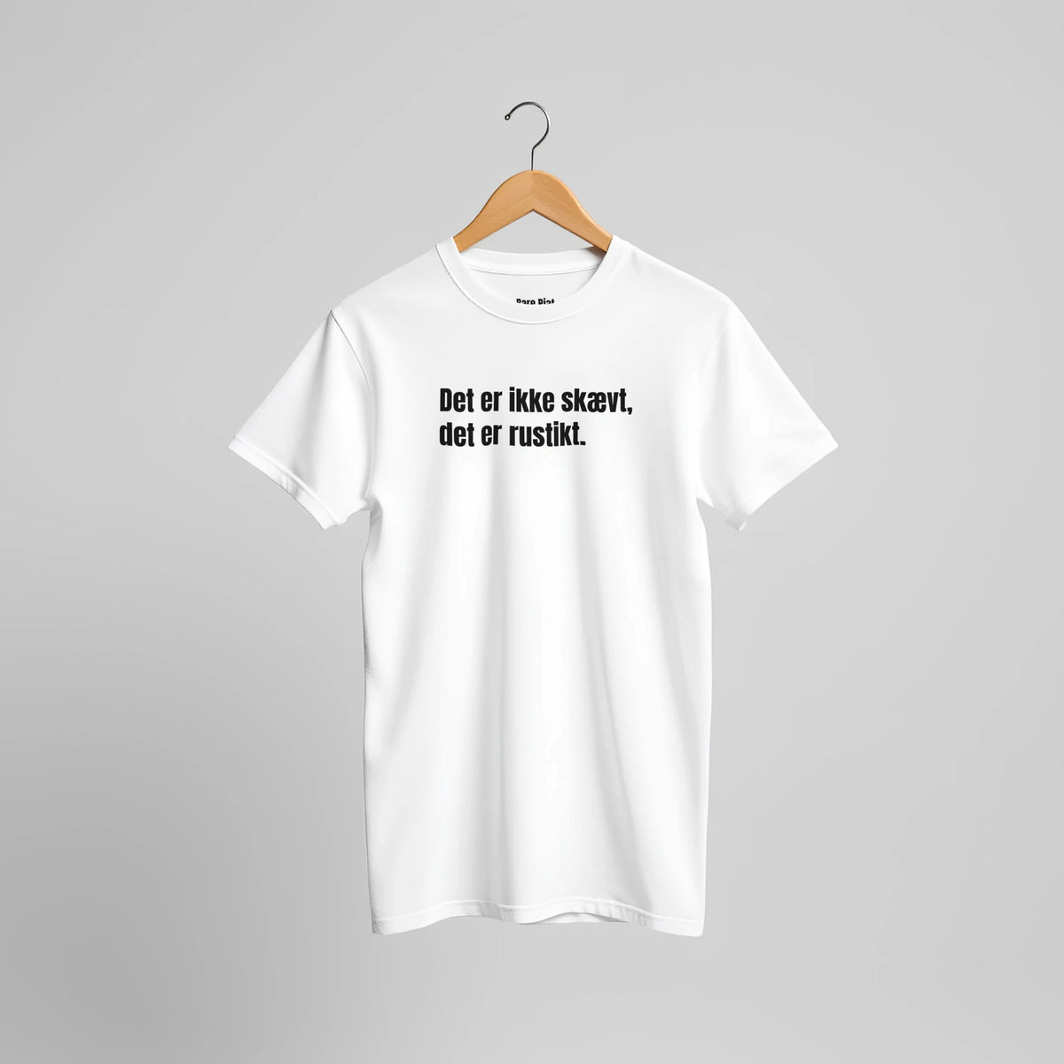 T-shirt fra Bare Pjat med teksten ”Det er ikke skævt, det er rustikt.”, alternativ visning