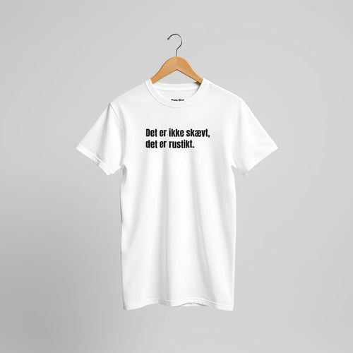 T-shirt fra Bare Pjat med teksten ”Det er ikke skævt, det er rustikt.”, alternativ visning