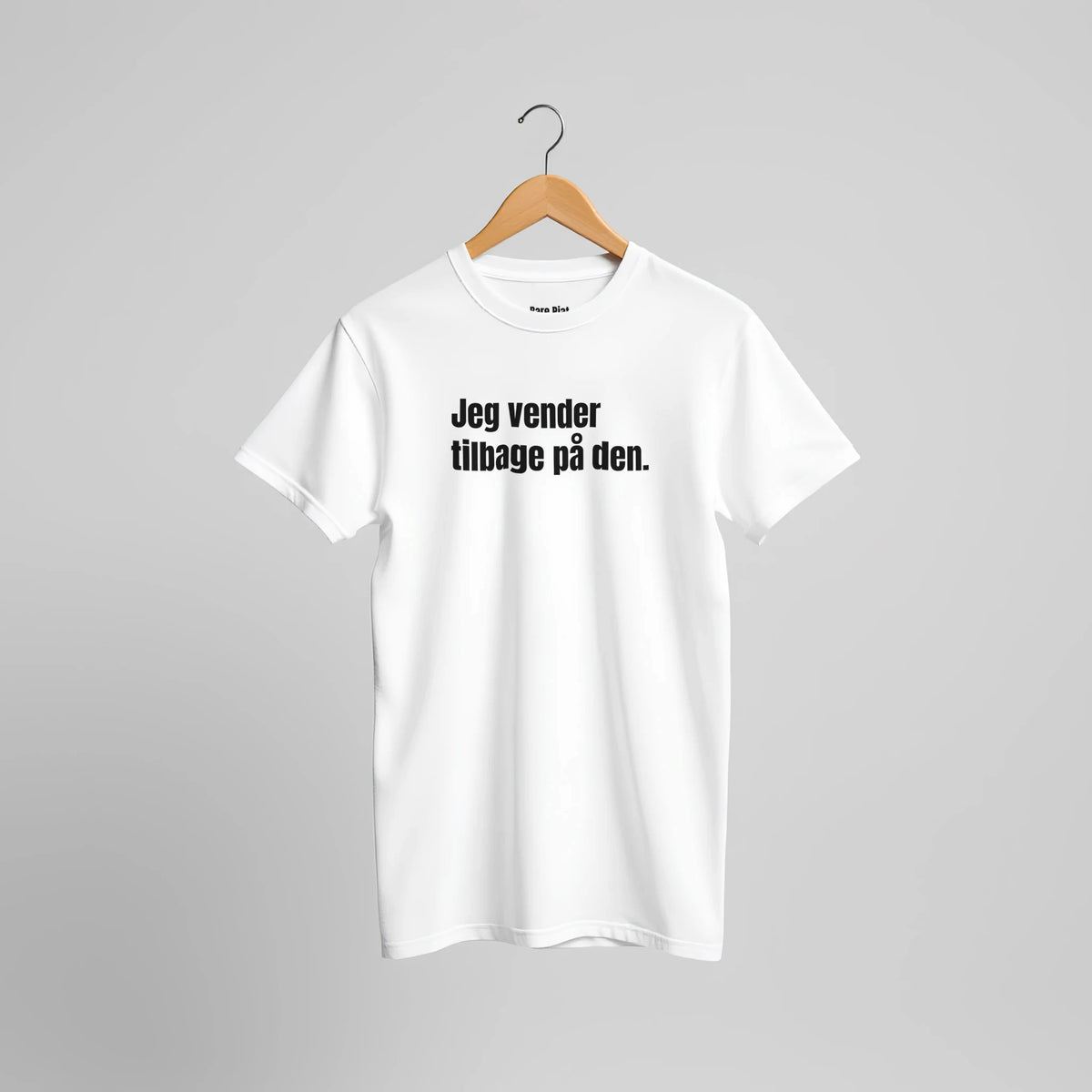 T-shirt fra Bare Pjat med teksten ”Jeg vender tilbage på den.”, alternativ visning