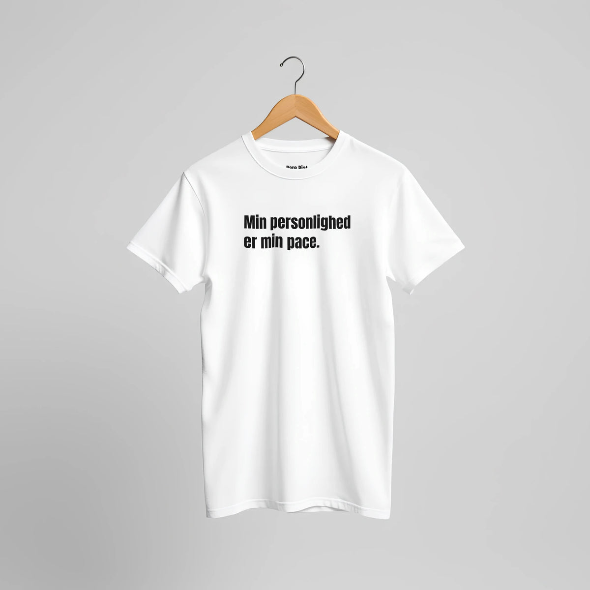 T-shirt fra Bare Pjat med teksten ”Min personlighed er min pace.”, alternativ visning