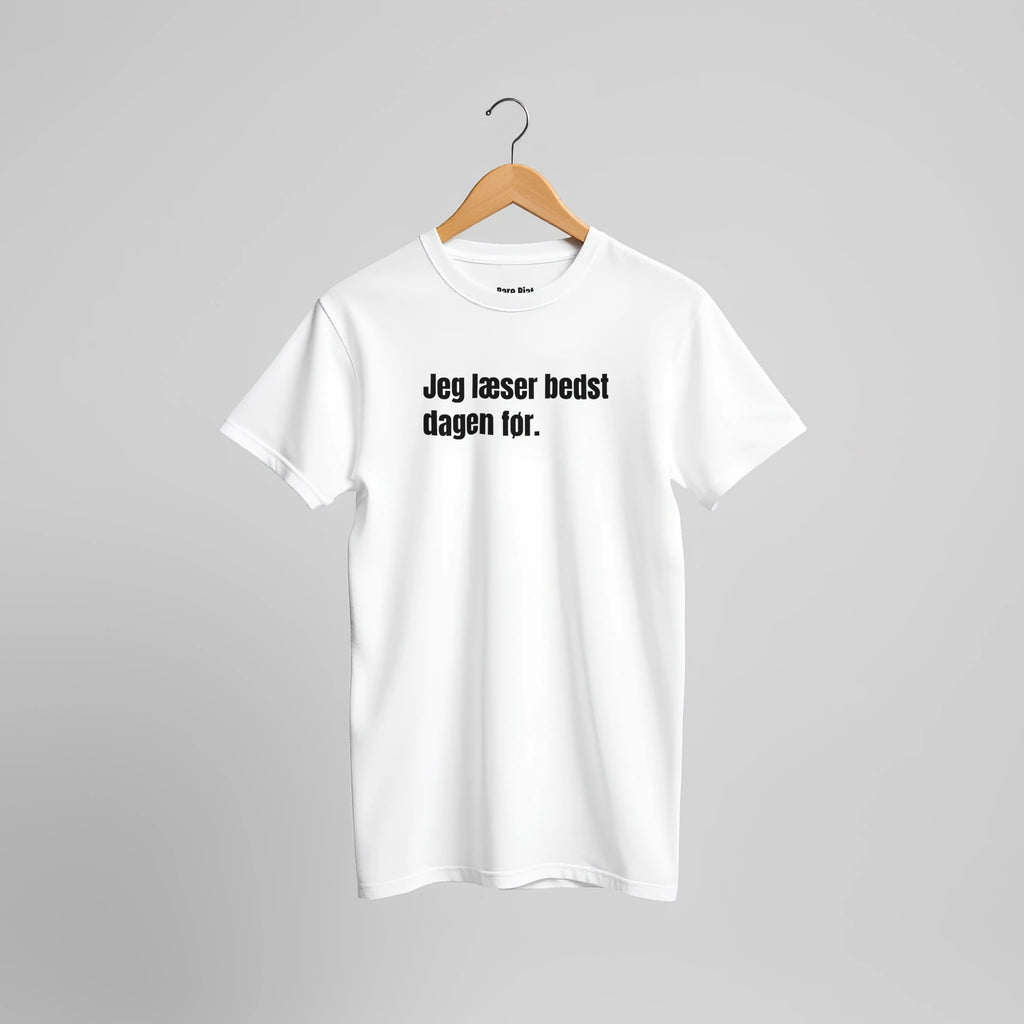 T-shirt fra Bare Pjat med teksten ”Jeg læser bedst dagen før.”, alternativ visning
