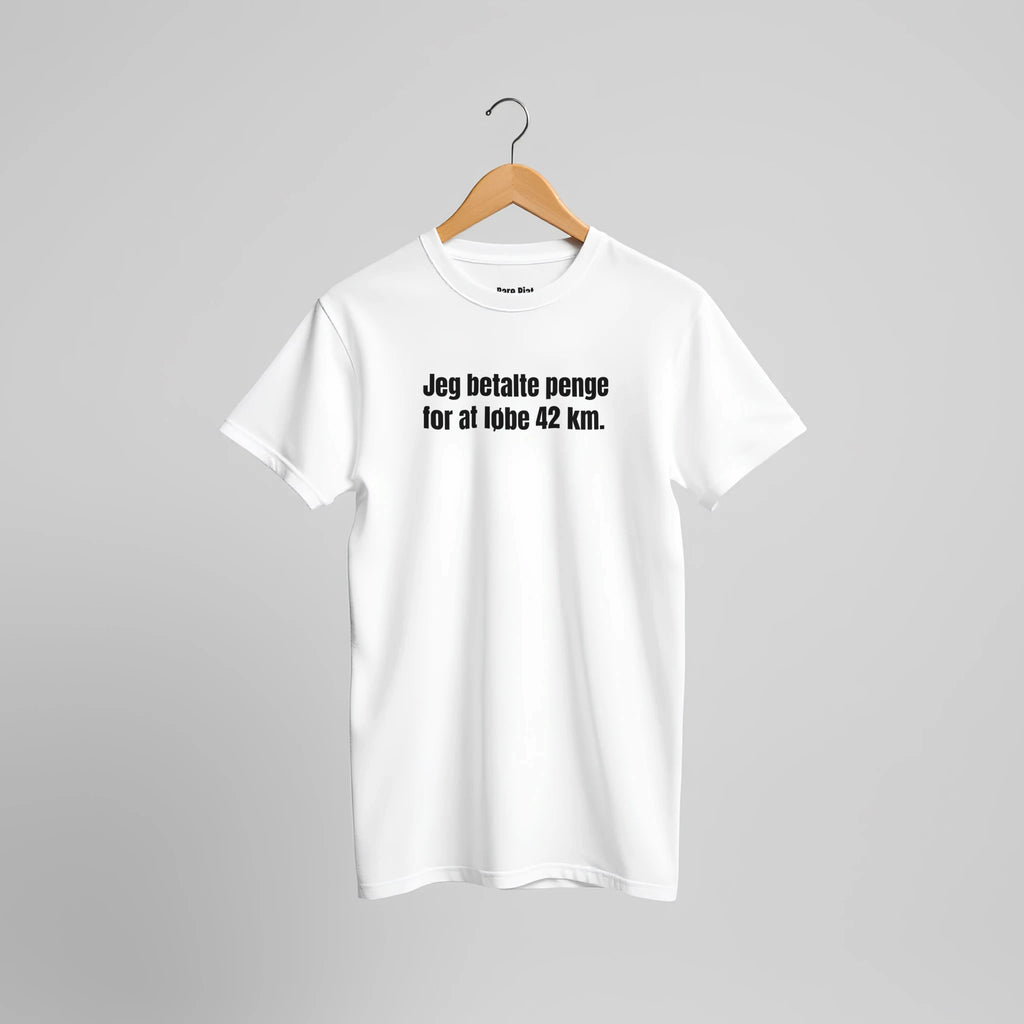 T-shirt fra Bare Pjat med teksten ”Jeg betalte penge for at løbe 42 km.”, alternativ visning