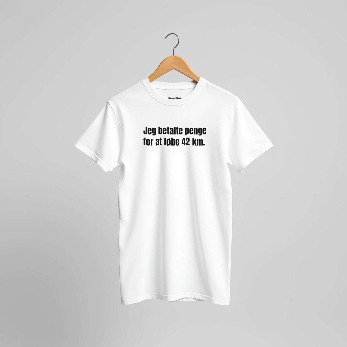 T-shirt fra Bare Pjat med teksten ”Jeg betalte penge for at løbe 42 km.”, alternativ visning