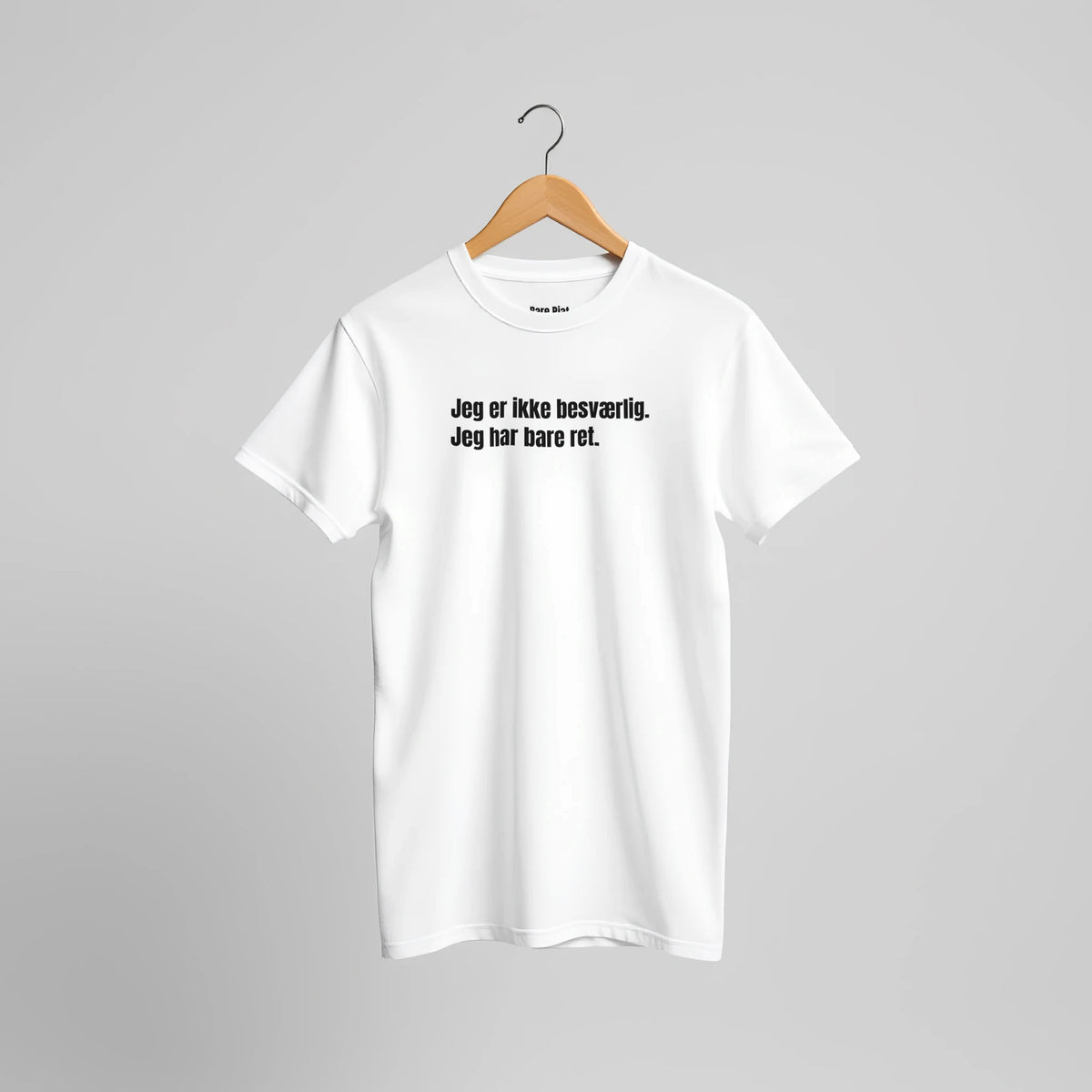 T-shirt fra Bare Pjat med teksten ”Jeg er ikke besværlig. Jeg har bare ret.”, alternativ visning