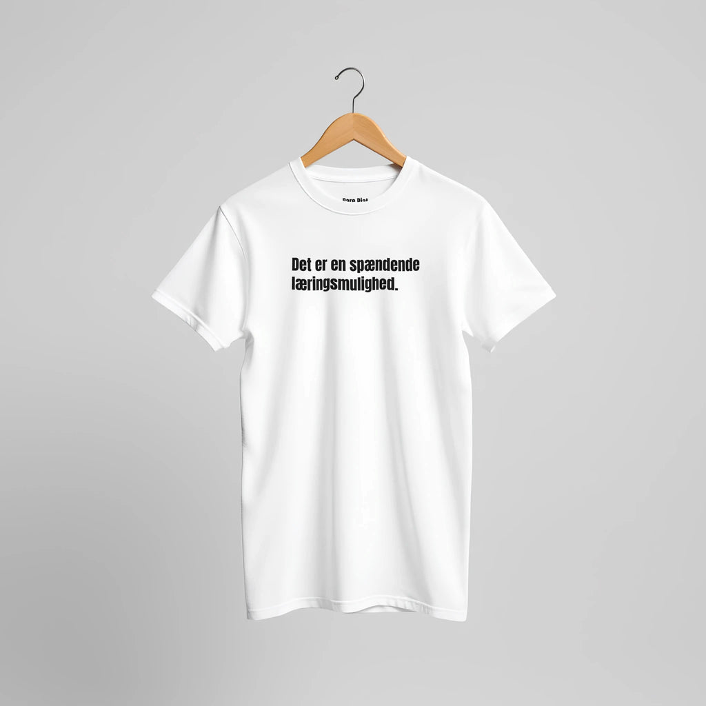 T-shirt fra Bare Pjat med teksten ”Det er en spændende læringsmulighed.”, alternativ visning