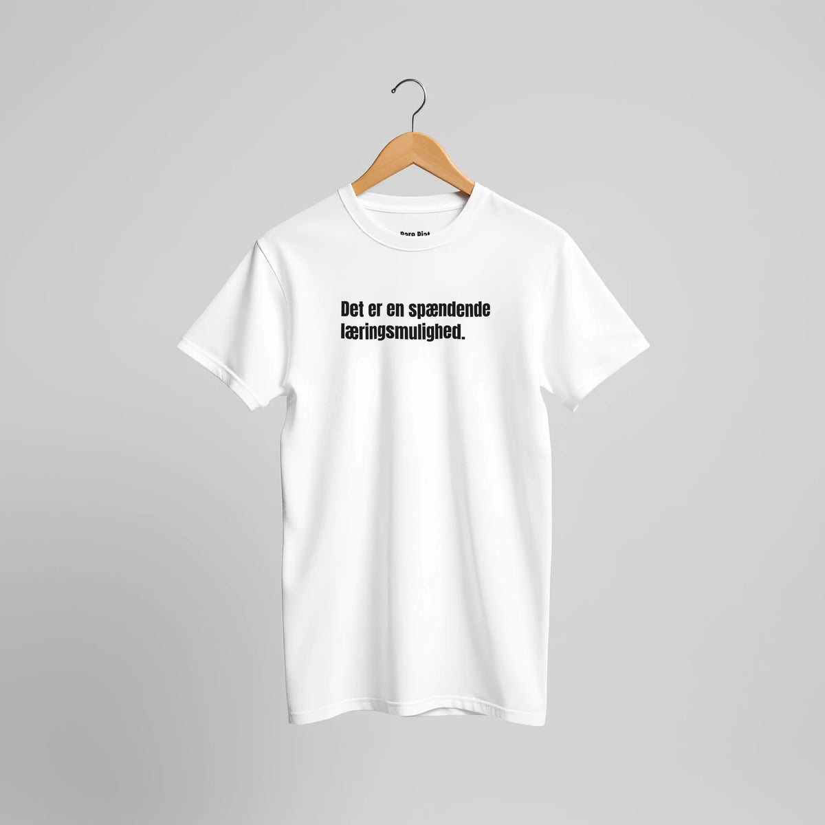 T-shirt fra Bare Pjat med teksten ”Det er en spændende læringsmulighed.”, alternativ visning