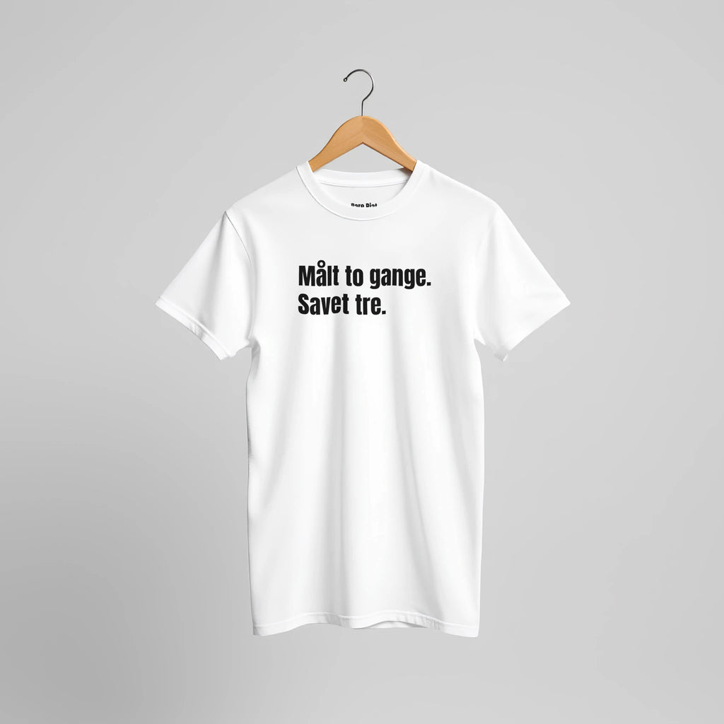T-shirt fra Bare Pjat med teksten ”Målt to gange. Savet tre.”, alternativ visning