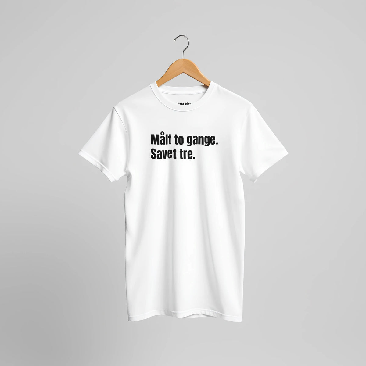 T-shirt fra Bare Pjat med teksten ”Målt to gange. Savet tre.”, alternativ visning