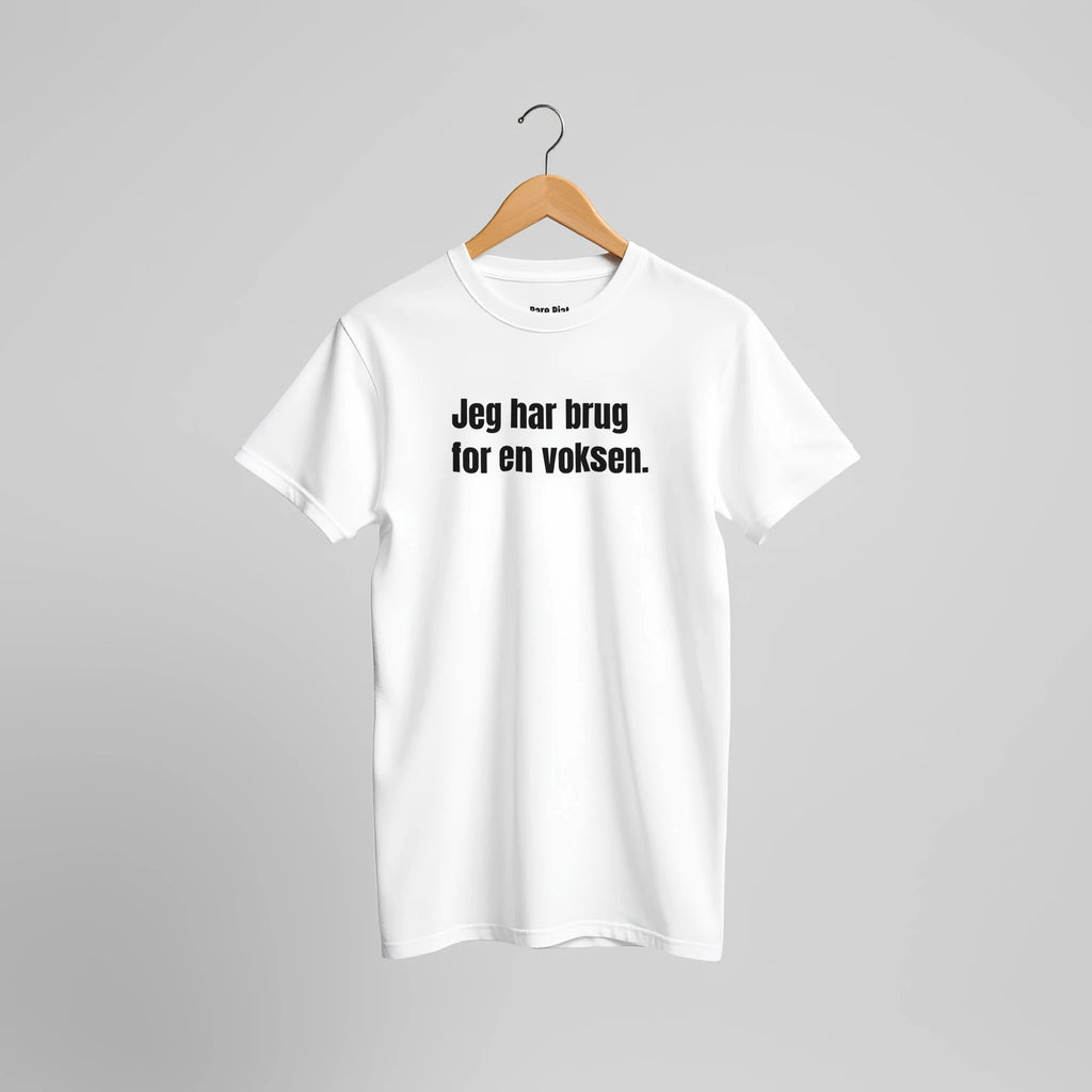 T-shirt fra Bare Pjat med teksten ”Jeg har brug for en voksen.”, alternativ visning