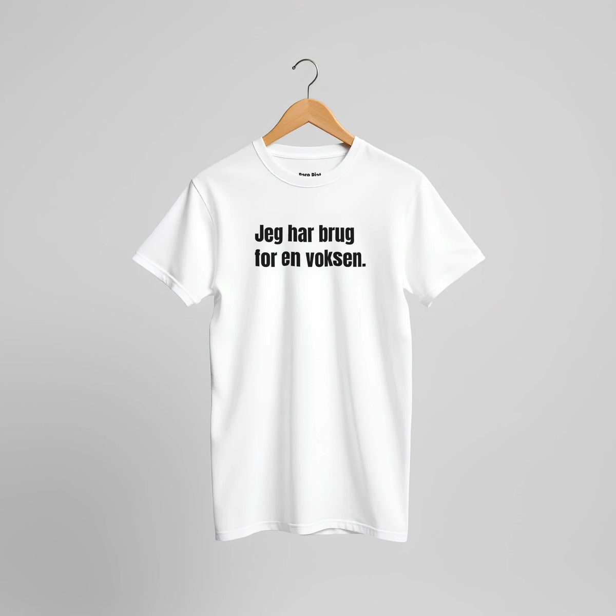 T-shirt fra Bare Pjat med teksten ”Jeg har brug for en voksen.”, alternativ visning