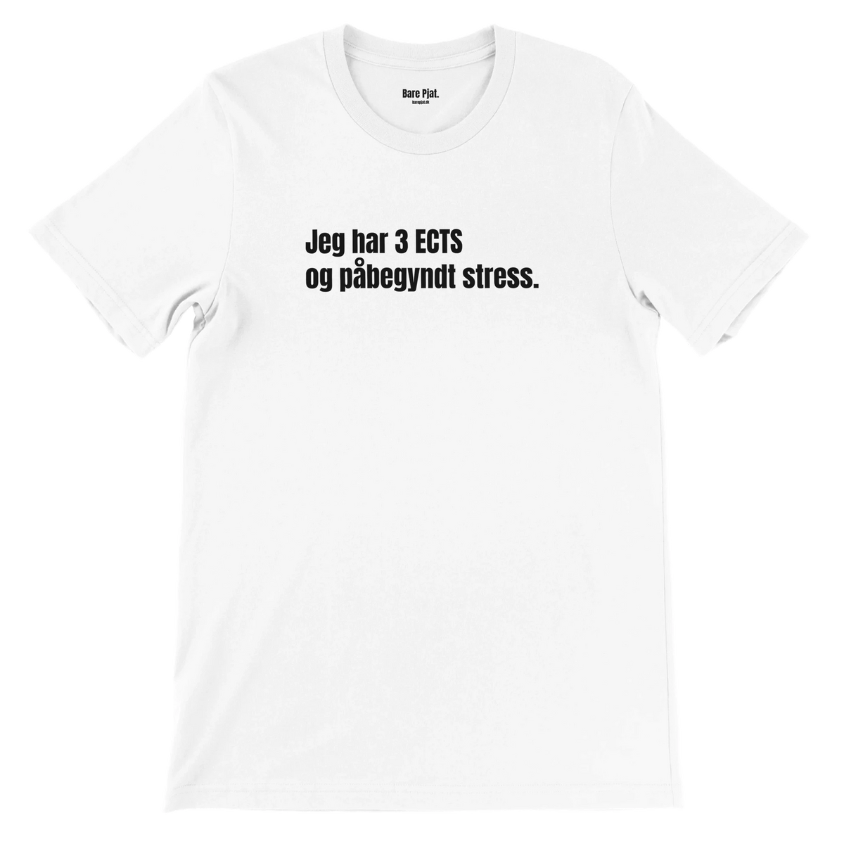 Hvid t-shirt med teksten ”Jeg har 3 ECTS og påbegyndt stress.”