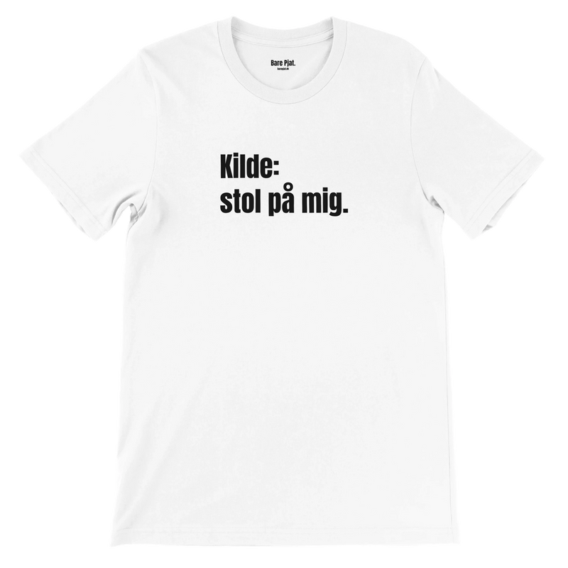 Hvid t-shirt med teksten ”Kilde: stol på mig.”
