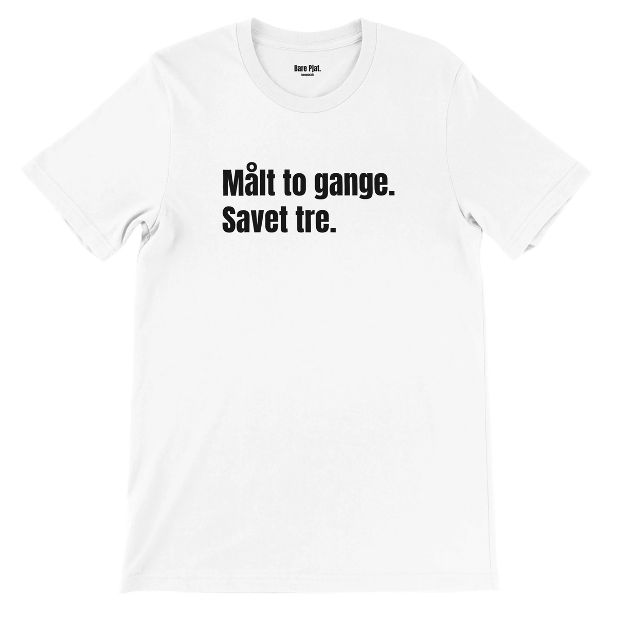 Hvid t-shirt med teksten ”Målt to gange. Savet tre.”