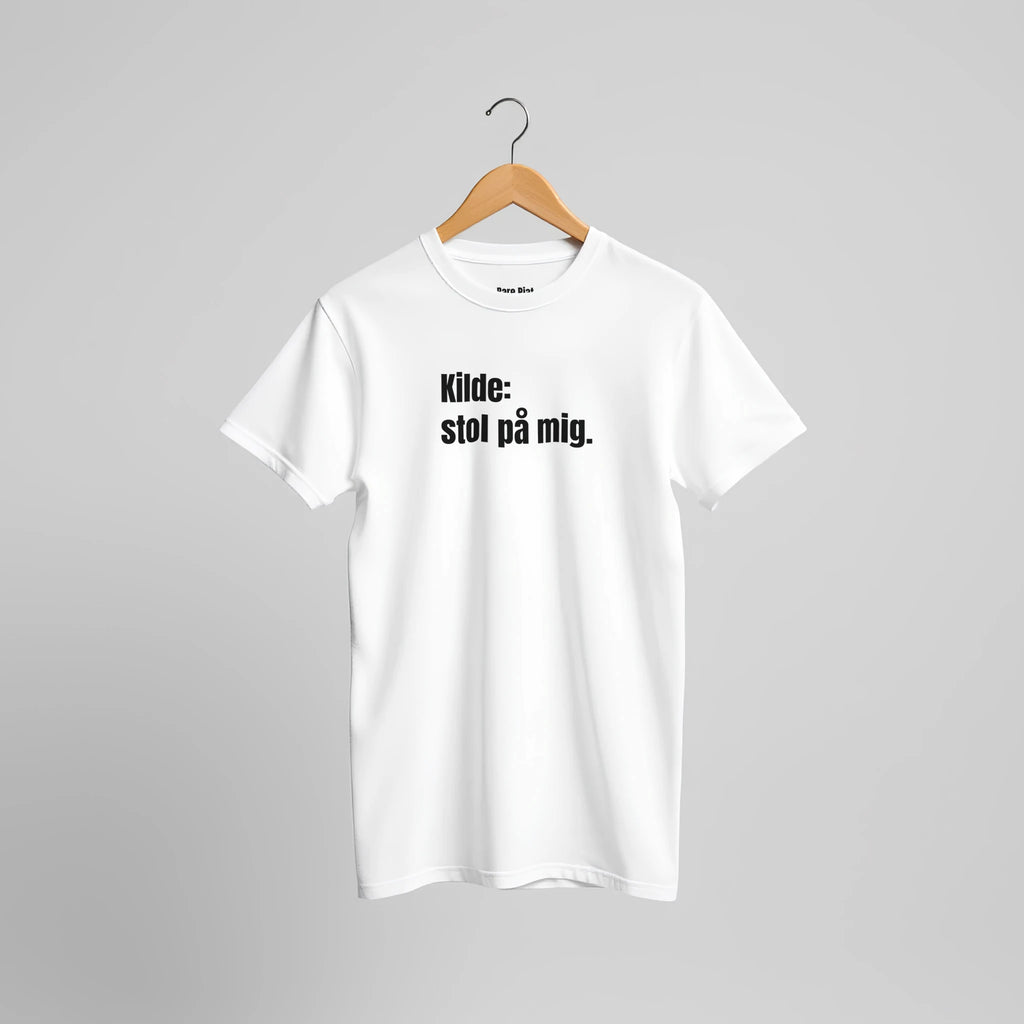 T-shirt fra Bare Pjat med teksten ”Kilde: stol på mig.”, alternativ visning