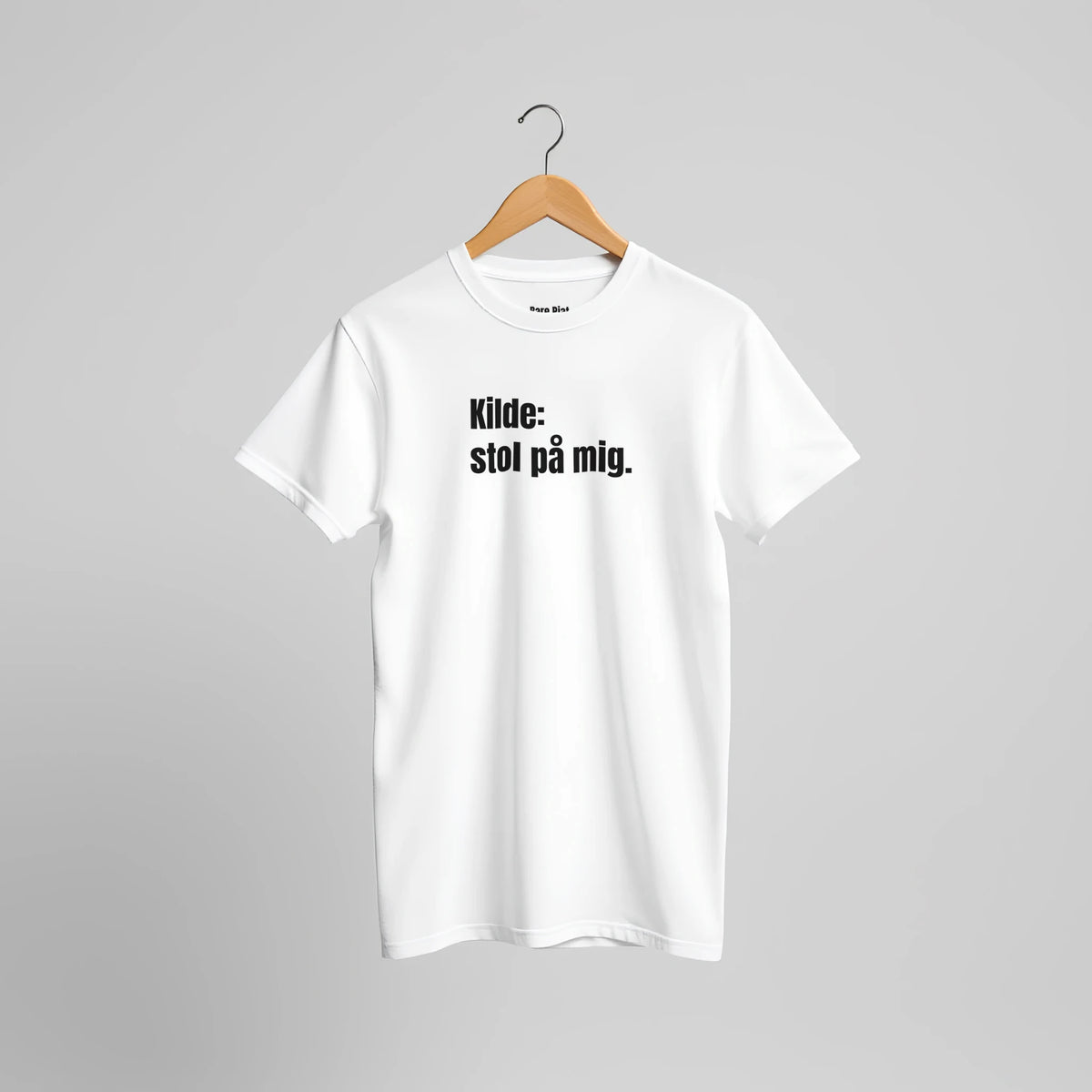 T-shirt fra Bare Pjat med teksten ”Kilde: stol på mig.”, alternativ visning