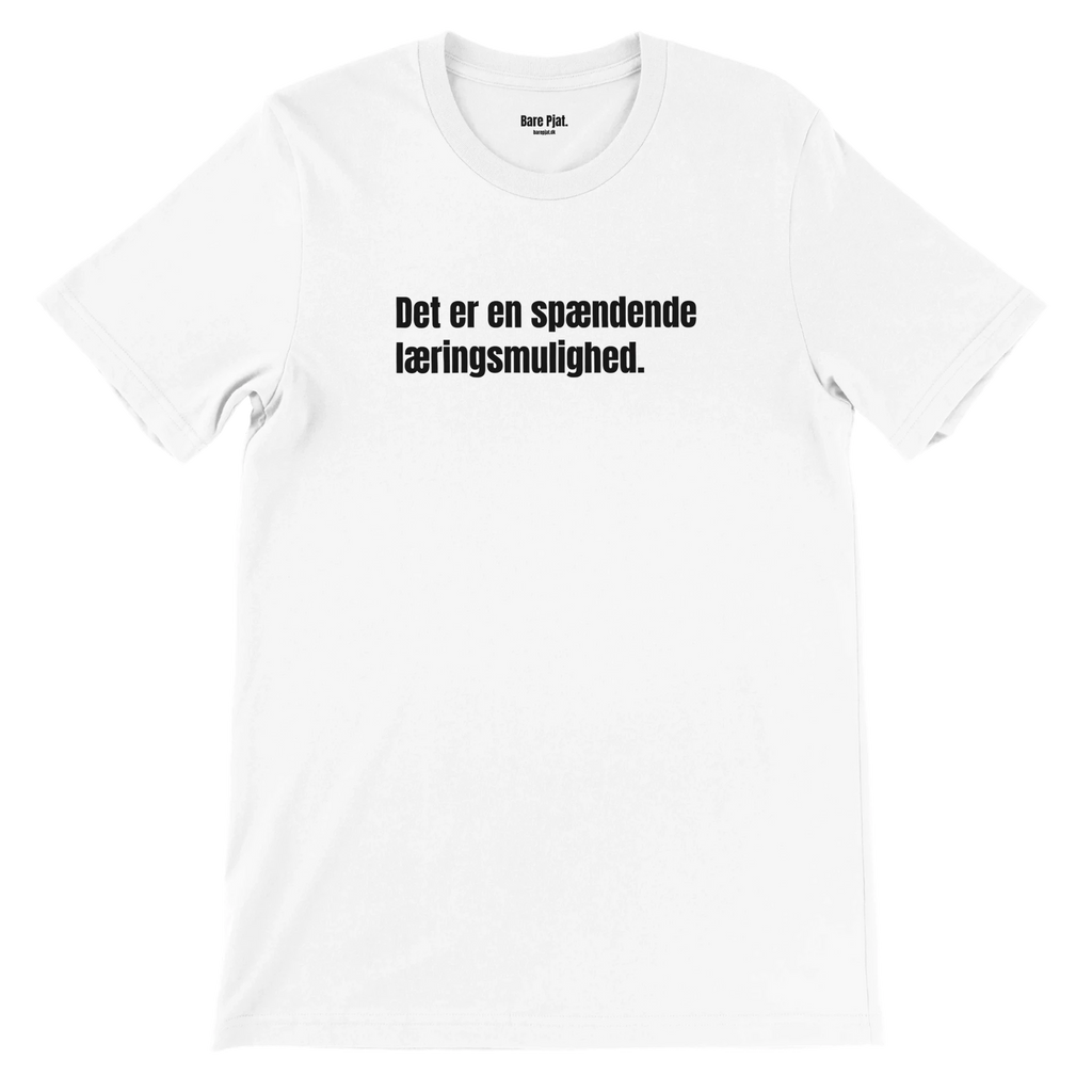 Hvid t-shirt med teksten ”Det er en spændende læringsmulighed.”