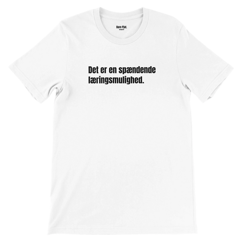 Hvid t-shirt med teksten ”Det er en spændende læringsmulighed.”