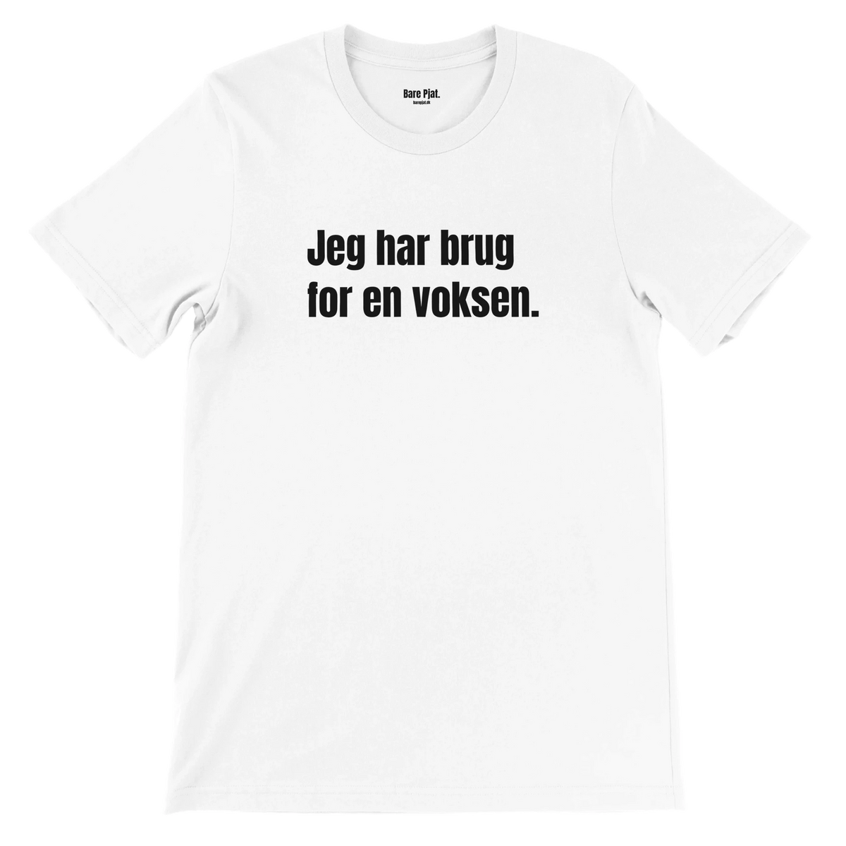 Hvid t-shirt med teksten ”Jeg har brug for en voksen.”
