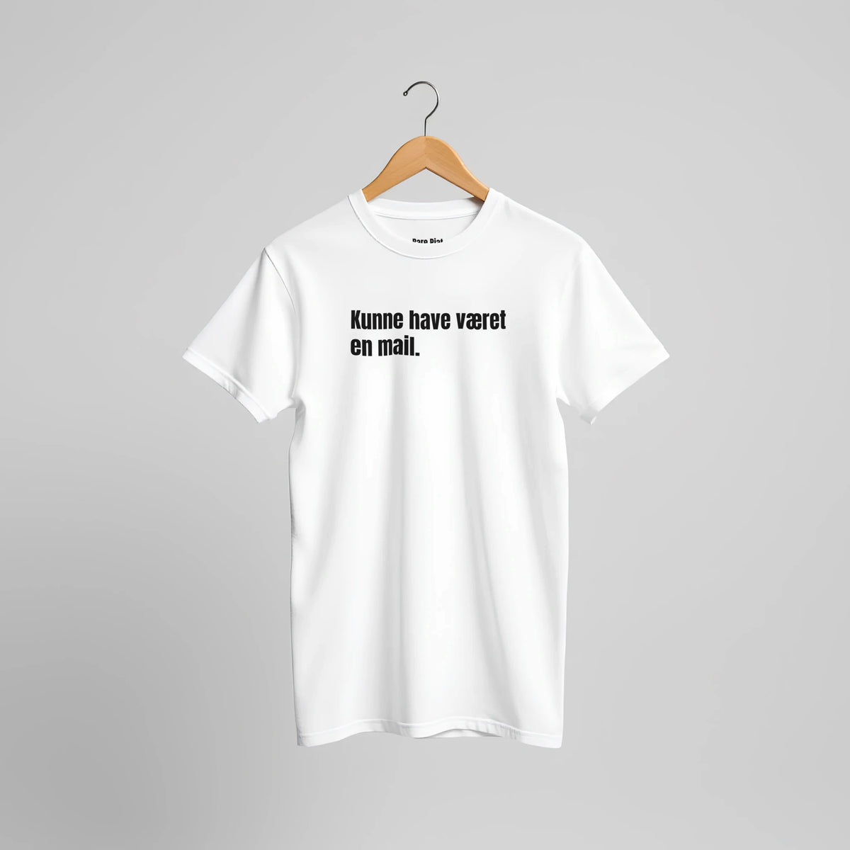 T-shirt fra Bare Pjat med teksten ”Kunne have været en mail.”, alternativ visning