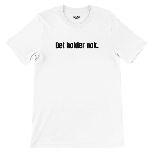 Hvid t-shirt med teksten ”Det holder nok.”