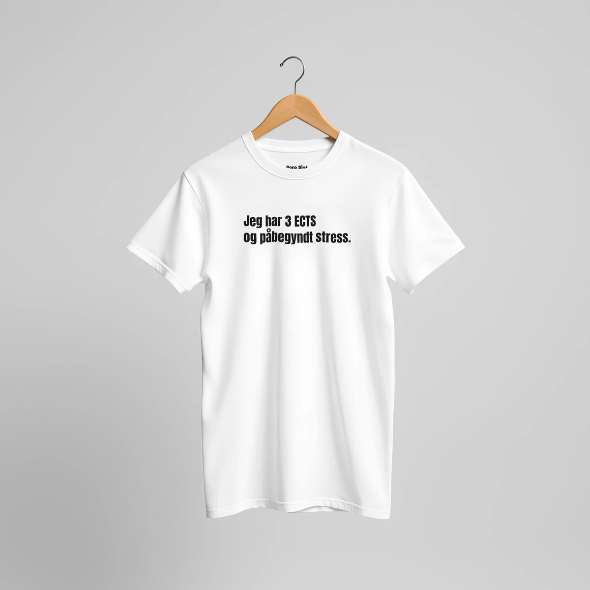 T-shirt fra Bare Pjat med teksten ”Jeg har 3 ECTS og påbegyndt stress.”, alternativ visning